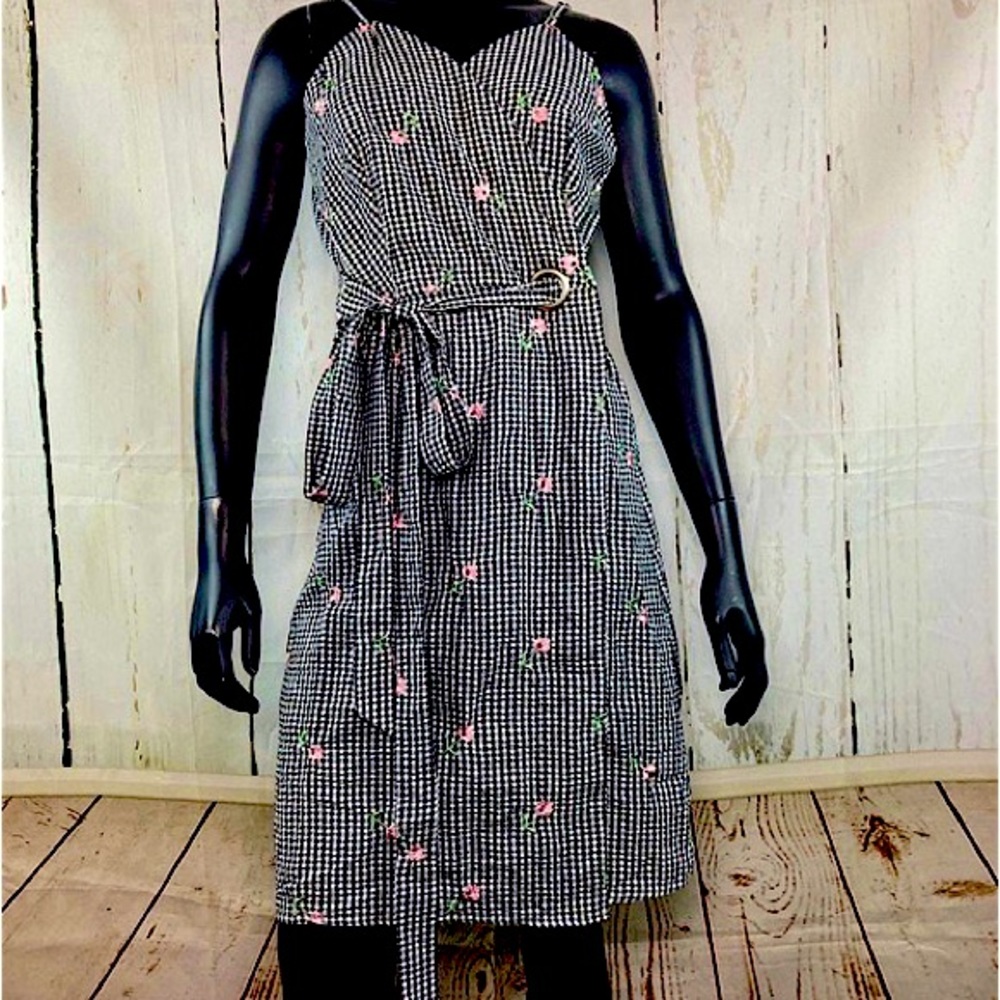 Women’s boutique wrap and tie dress!